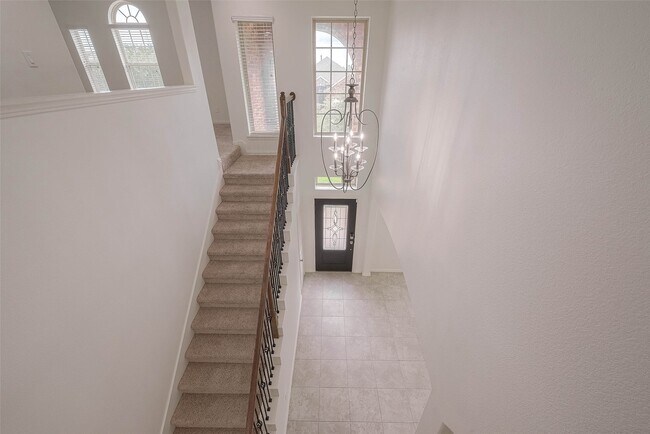 Building Photo - 2261 Oak Cir Dr N