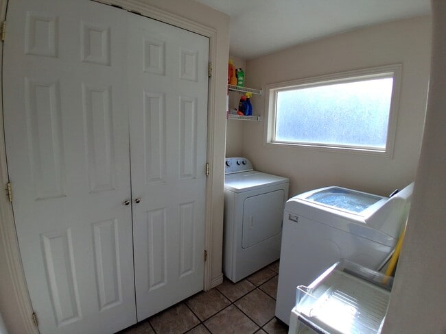 Building Photo - 654 E 700 N