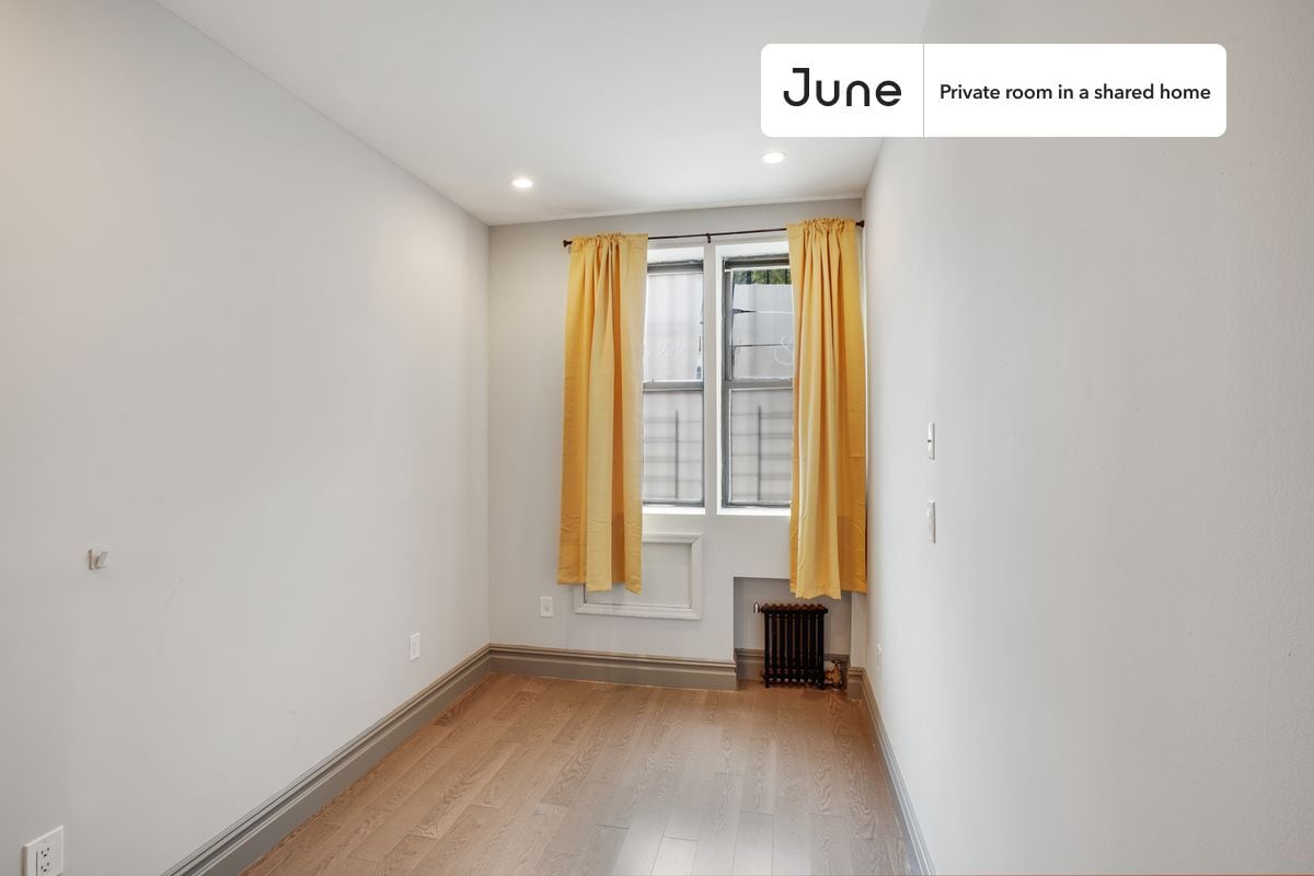 Building Photo - Private bedroom in 3 bed/1 bath Home