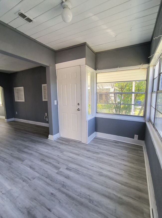 Building Photo - $1000 OFF SECOND MONTH --- 2-Bedroom WITH SUNROOM Home for Rent in Downtown Winter Haven!!