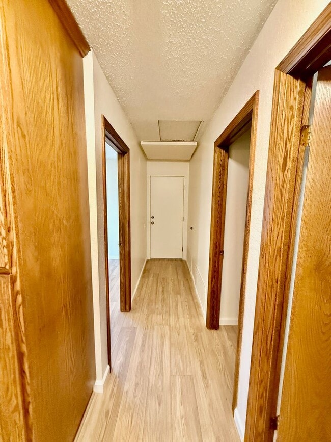 Building Photo - Nice Single Story Home