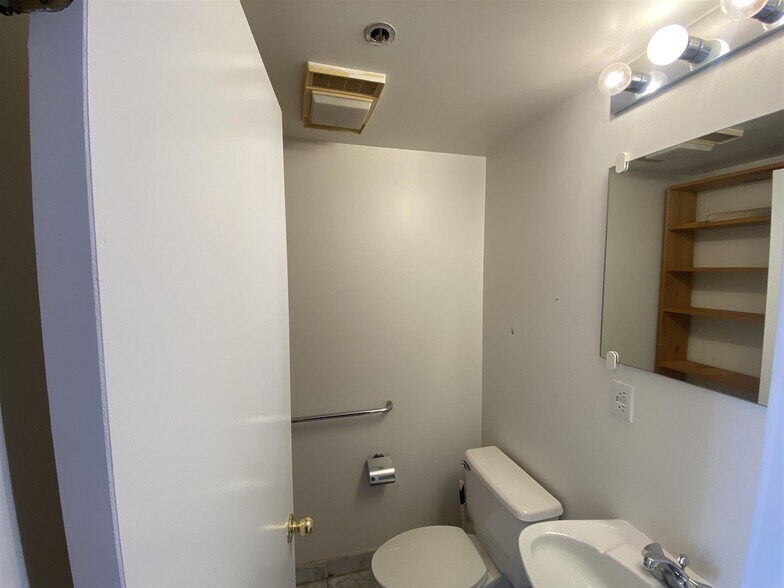 Building Photo - 931 Massachusetts Ave