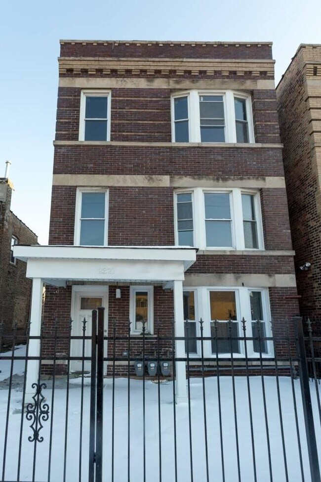 Primary Photo - 2321 W Fullerton Ave