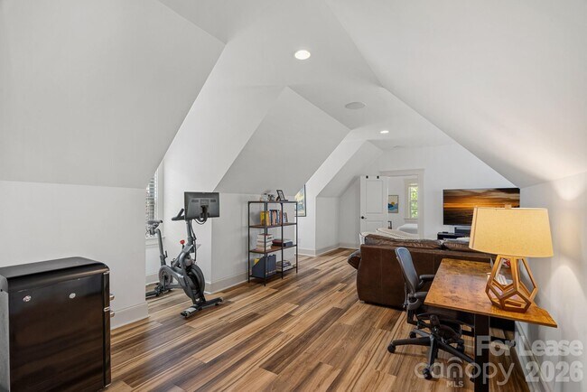 Building Photo - 3813 Lakeside Dr