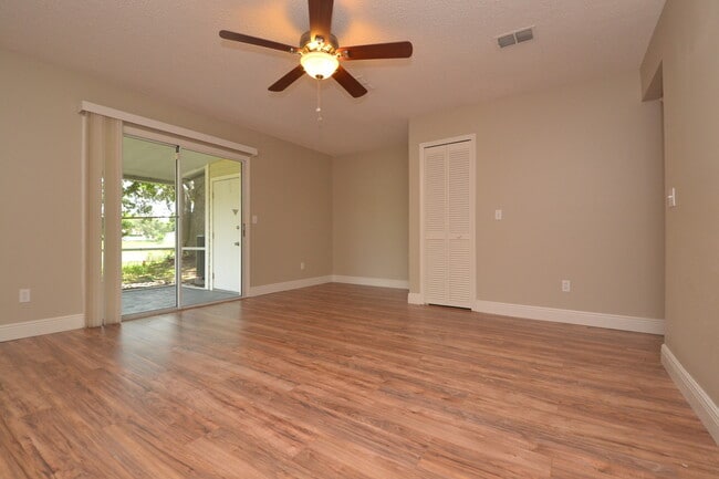 Building Photo - Beautiful 2/2.5 Winter Springs Townhome ~ Newer Paint & Flooring ~ End Unit with Pond View!