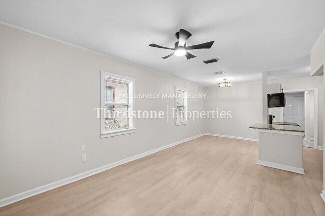 Building Photo - 931 Huron St