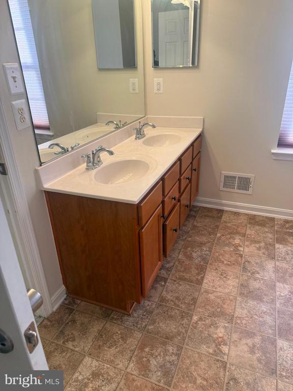 Building Photo - 3565 Eagle Ridge Dr