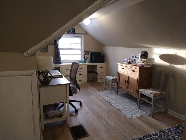 Building Photo - Cute 3 bedroom house $875