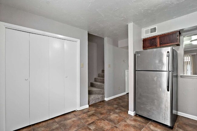 Building Photo - 2 bed, 1 bath townhome at the center of College Station