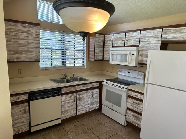 Building Photo - 9869 Aloma Bend Ln