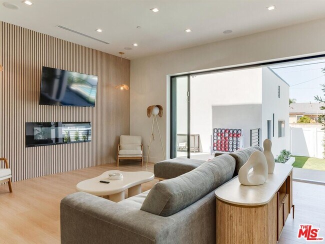 Building Photo - 5929 Hesperia Ave