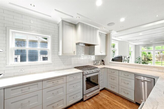 Building Photo - 1708 W 29th St