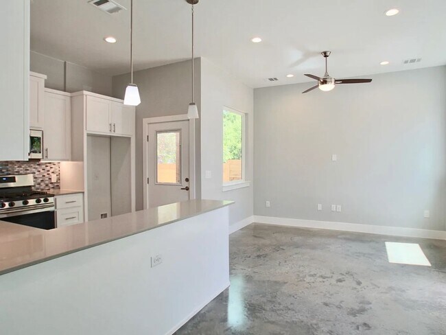 Building Photo - East Riverside near parks