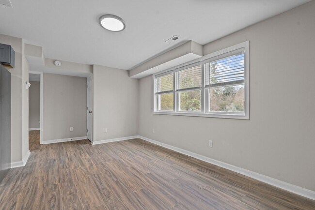 Building Photo - Experience Modern Living: Newly Renovated 1 Bed, 1 Bath Apartment Coming Soon!