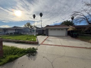 Building Photo - Three Bedroom Two Bathroom Home in Hemet!