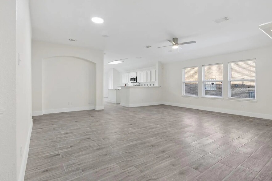Building Photo - 17910 Royal Gate Ln