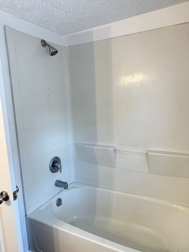 Building Photo - Newly Renovated 3 Bedroom 1.5 Bathroom Hom...