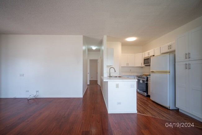 Building Photo - $3,000 / 2br - 874ft2 - 2 BED 2 BATH TOWNH...