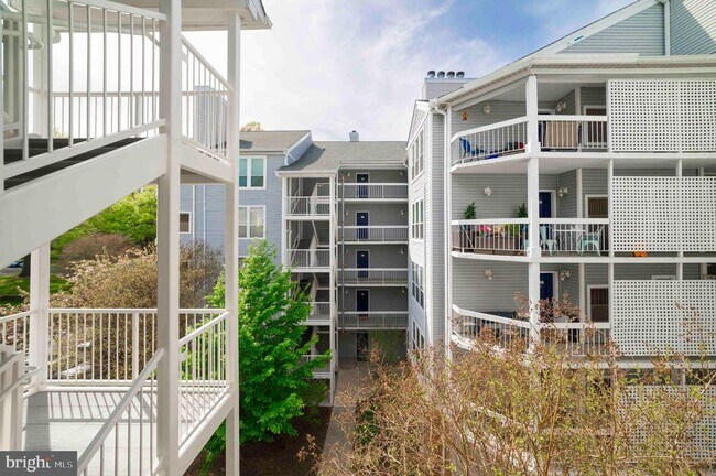 Building Photo - 3176 Summit Square Dr