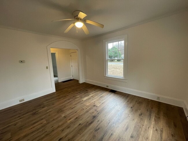 Building Photo - 4 bedroom 2 bathroom house available!   Freshly Painted-New Flooring