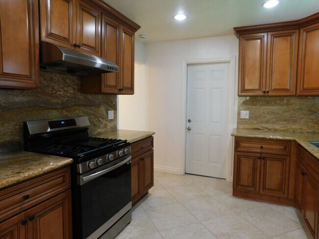 Building Photo - Spacious 5 Bed, 2 Bath one story house in the city of Orange.