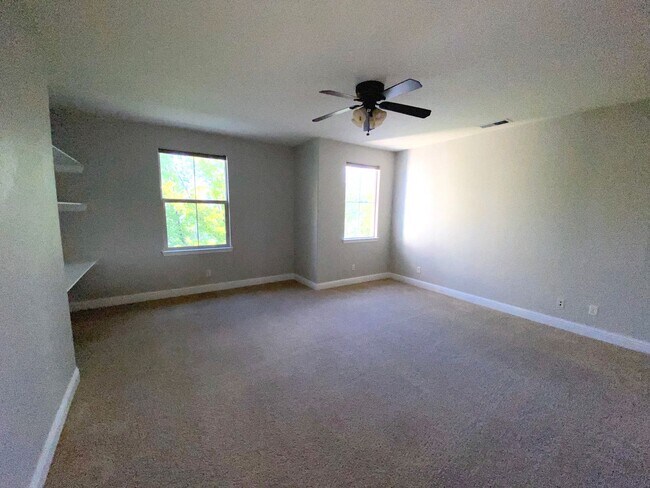 Building Photo - Top of the Hill - Gorgeous 5 Bedroom 3 Bat...