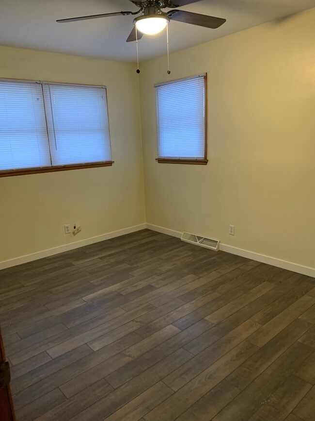 Building Photo - 1044 Park Ave