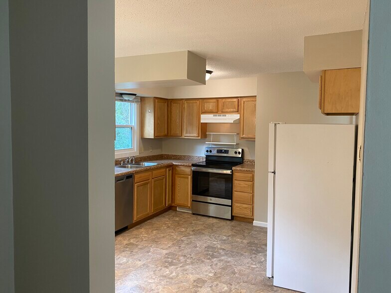 Building Photo - 10610 Johnson Cir