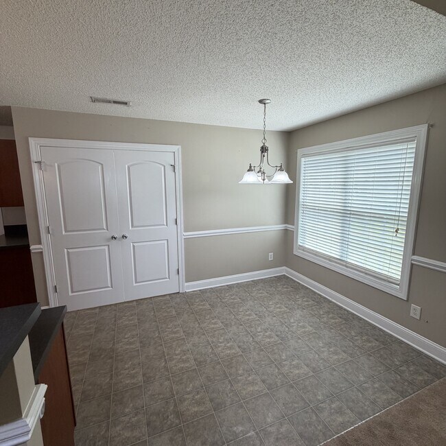 Building Photo - 2552 Saddleback Dr