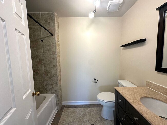 Building Photo - 2 bedrooms 2.5 bath