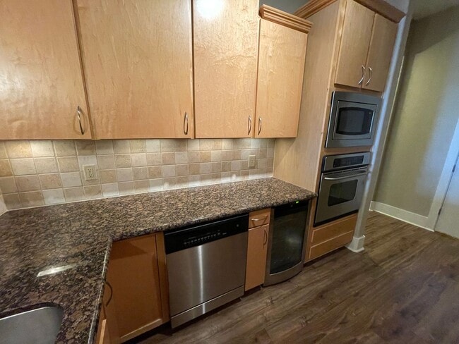 Building Photo - Spectacular 1-Bed/1-Bath w/ Office and STO...