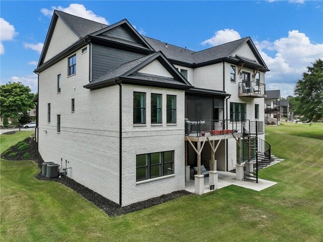 Building Photo - 566 Versailles Dr