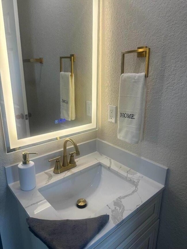 Building Photo - Downtown San Jose- beautifully renovated 3 bed/2 bath house with central heating and A/C