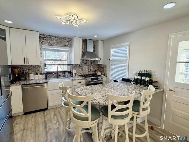 Building Photo - 163 Beechwood Ave