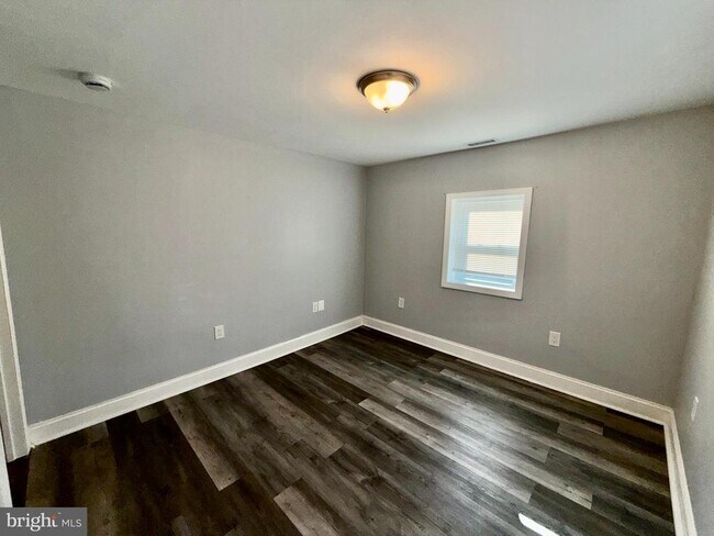 Building Photo - 9 S Maple Ave