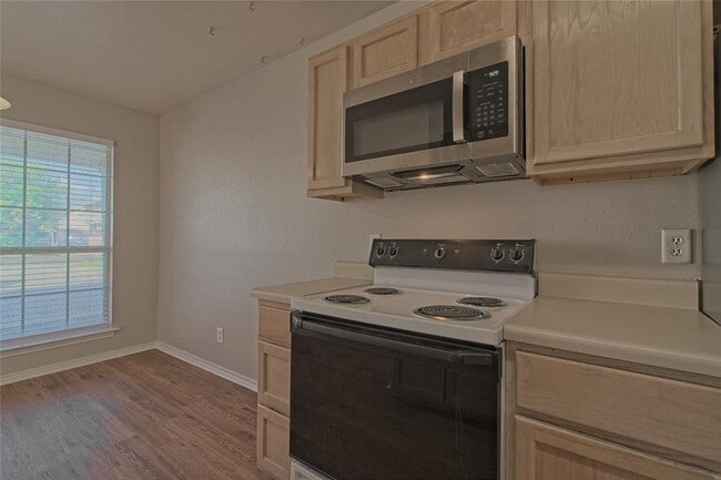 Building Photo - 2211 Creekside Ln
