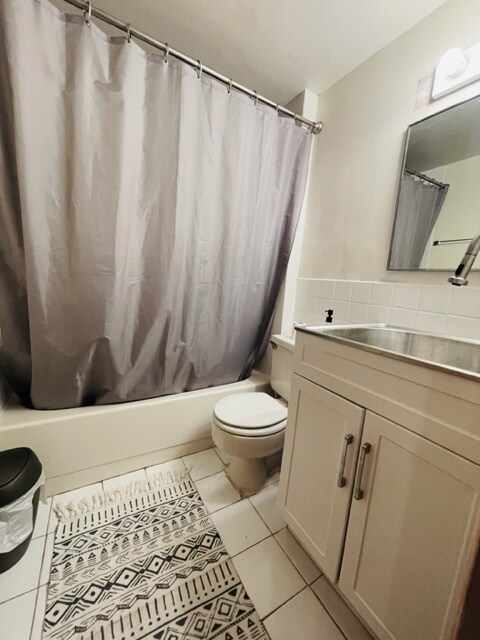 main bathroom - 1701 Addison St