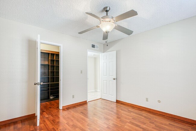 Building Photo - Beautiful House with 4 bed - 2 baths - office & covered big Jacuzzi