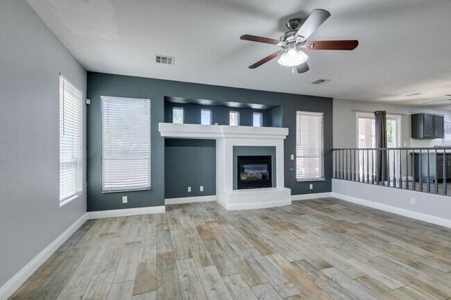 Building Photo - BEAUTIFUL POOL HOME W/RV