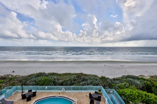 Building Photo - Oceanfront Condo 2 bed/ 2ba Beautifully De...