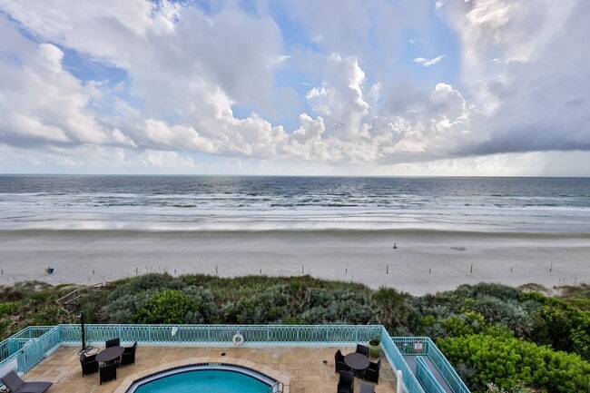 Building Photo - Oceanfront Condo 2 bed/ 2ba Beautifully Decorated and Furnished