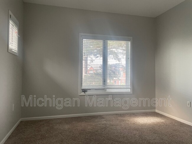 Building Photo - 2733 E Maple Rd