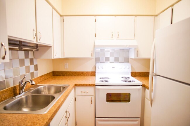 Building Photo - Sullivan's Gulch 1 Bed w/Hardwoods & Walk-...