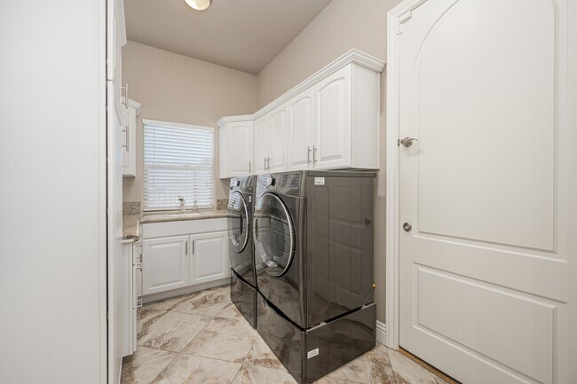 Building Photo - 1362 Pioneer Trail