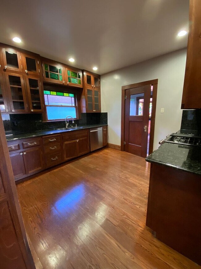 Building Photo - 3 Bed | 2 Bath | McKinley Park Area — $3,375/Month