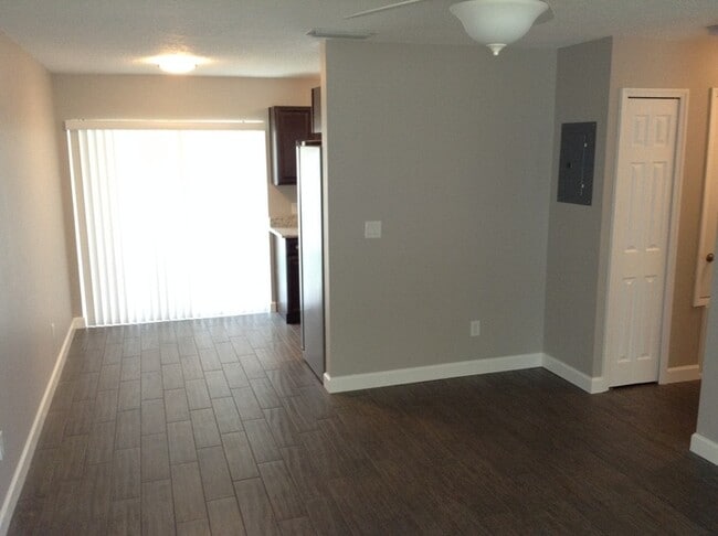 Building Photo - 2 Bedroom/2 Bathroom Triplex with Large Fe...