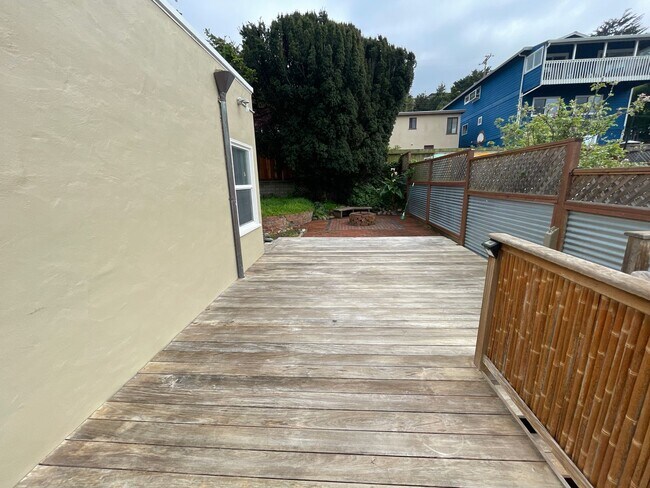 Building Photo - A gorgeous 3 bedroom and 1 bathroom home in Pacifica!