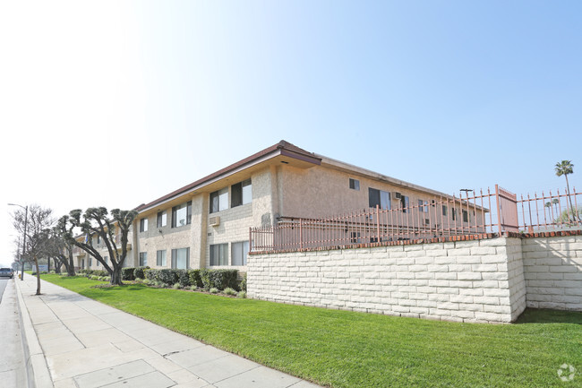 Building Photo - Valle Plaza