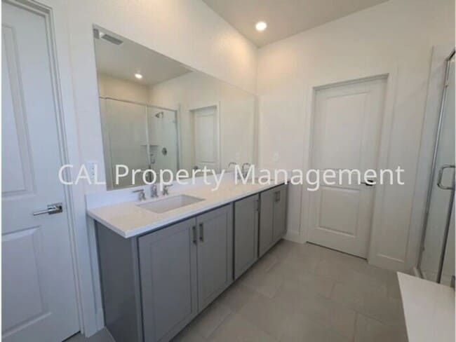 Building Photo - Beautiful 5 Bedroom Home in Hollister