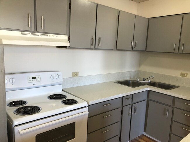 Building Photo - 2 bed, 1 bath, located on 4th floor. Inclu...